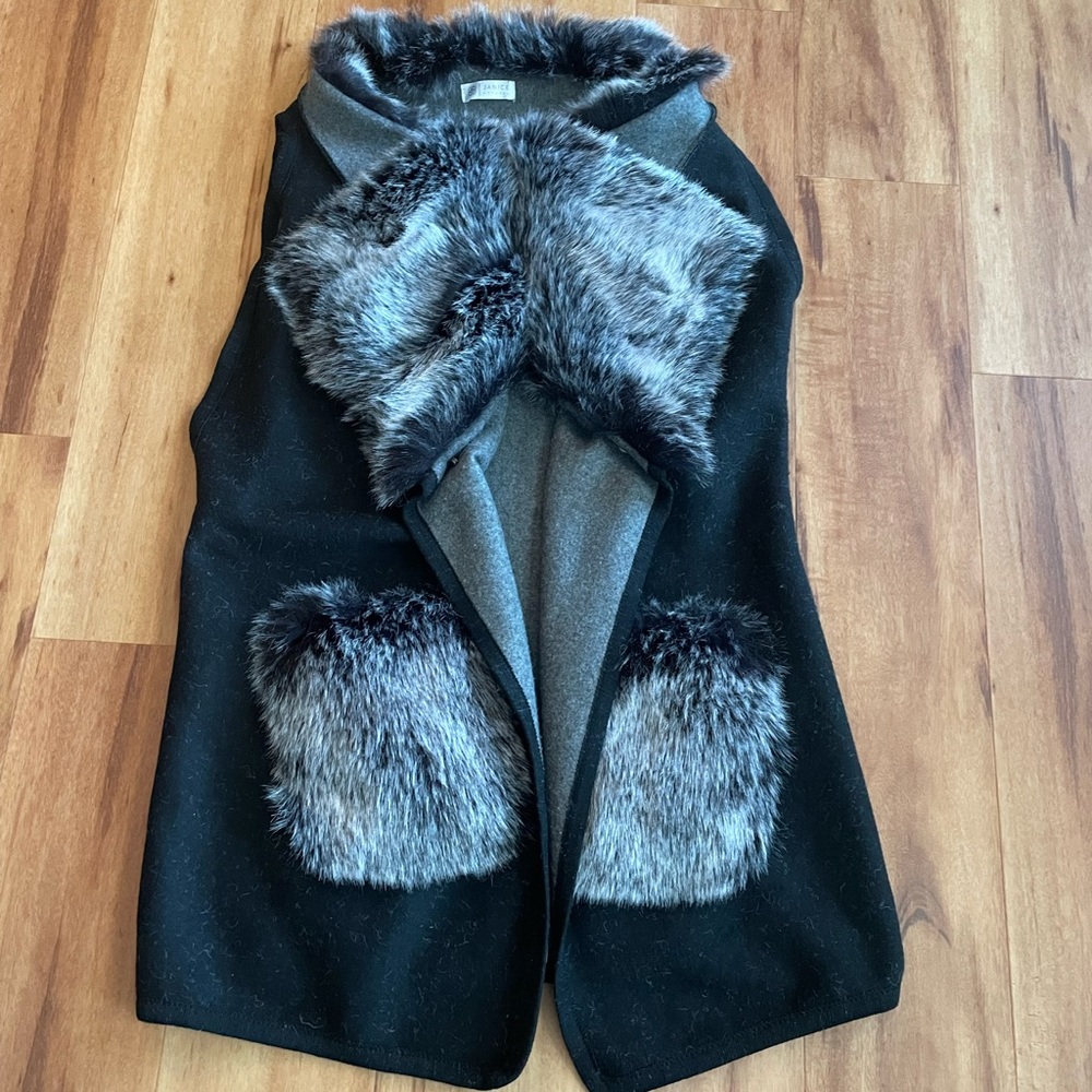 Black Gray Solid Color Vest with Faux Fur Trim